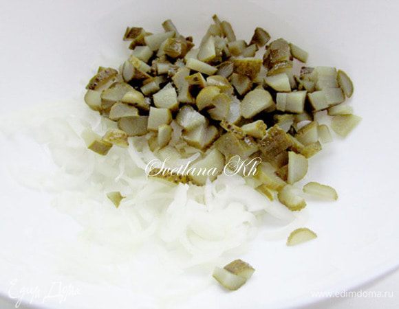 Нарезать соломкой лук и залить водой, промыть от горечи и воду слить.
Огурцы нарезать мелко и добавить к луку.