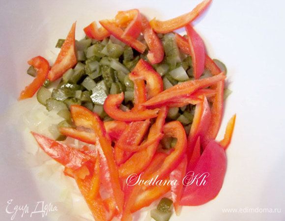 Перец и помидоры нарезать ломтиками и соединить с огурцами и луком