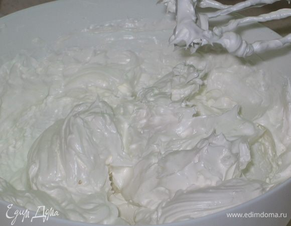 Белки взбить, добавляя лимонный сок и постепенно сахар. Здесь есть несколько правил: на 1 белок - 9 ч.л. сахара, и добавлять его надо порциями по 3 ч. л. Следовательно, на 2 белка надо сахар вводить 6 раз по 3 ч. л. Взбивать надо миксером на средней скорости (ни в коем случае не на высокой) до устойчивых пиков. Много лет назад, когда у меня не было миксера, я белки взбивала вручную при помощи двух вилок...долгий процесс, но самый лучший для получения качественного безе.
