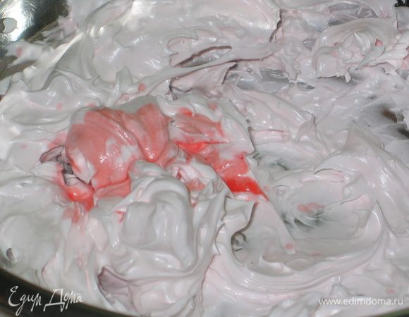 Во вторую часть добавить ягодный ликер и хорошо перемешать.