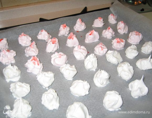 На противень разложить бумагу для выпечки, на нее двумя чайными ложками выложить белковую массу двух видов. Здесь внешний вид меренги не важен. Выпекать в разогретом духовом шкафу при 120 градусах 70 минут. Дверцу шкафа не открывать.