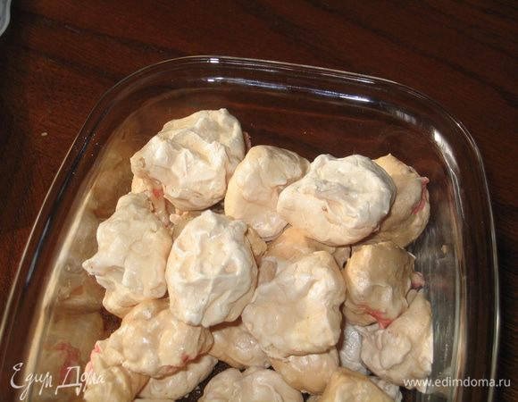 У меня вышло 40 меренг, но пока я отвлеклась, их осталось 37. Прежде чем собирать торт, надо дать им хорошо остыть (примерно 1 час). В это время можно приготовить крем и нарезать орехи.