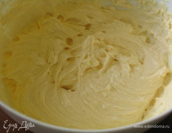 Для крема надо взбить миксером размягченное сливочное масло и сгущенное молоко. Все очень просто, быстро и вкусно.