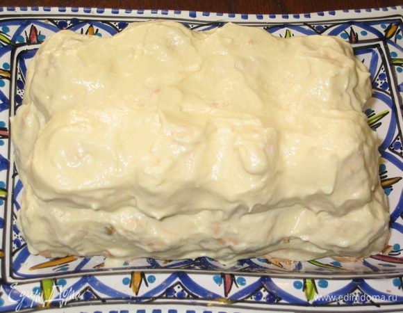 Оставшиеся меренги разложить в третий ярус, добавить орехи и поверхность всего торта смазать кремом.