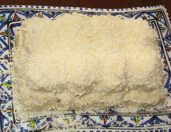 Поверх крема натереть через терку белый шоколад.
