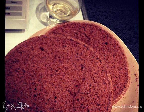 Выпекаем бисквит по указанному рецепту. У меня получился 1 побольше, который я и разрезала на 2 части. 2-ой же бисквит из оставшегося теста пошёл на оформление. После того, как наш бисквит остыл, мы пропитываем его коньячным сиропом (коньяк+ сахар+ вода). 