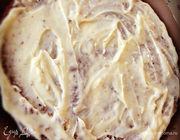 Нижний бисквит покрываем кремом. 