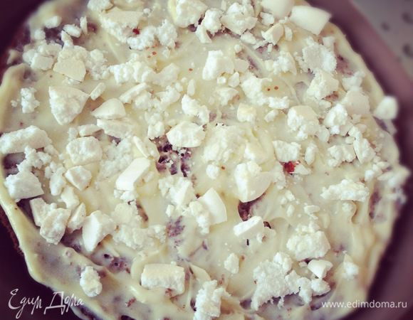 Часть безе ломаем на мелкие кусочки и посыпаем поверх крема.