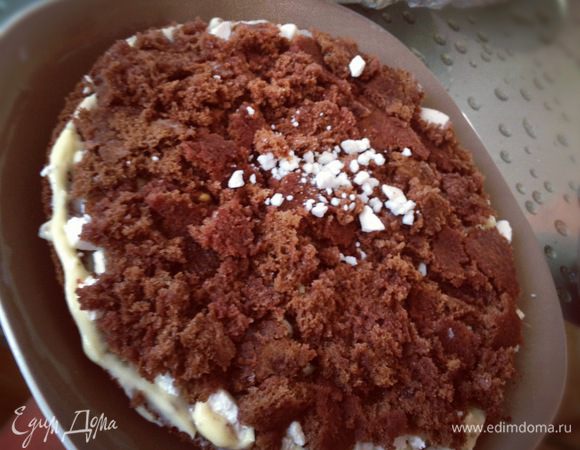 Бисквит, что мы разломали и пропитали вишнёвым сиропом укладываем сверху. Напомню, он должен быть достаточно влажным, но не мокрым. 