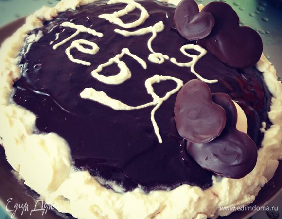 Сверху кладём верхнюю часть торта. Для глазури на водяной бане растопить тёмный шоколад и когда он остынет вводим в него размягчённое сливочное масло. Хорошо размешиваем и ставим в холодильник минут на 30. Затем обмазываем наш тортик и оформляем по желанию. 