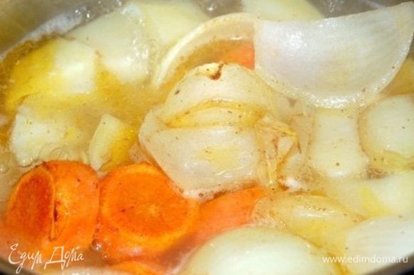 После того, как накипь убрана, можно добавить картофель, нарезанный на четвертинки, лук и морковь, тоже порезать на достаточно крупные кусочки. Довести до готовности. Дать немного остыть. Блендером аккуратно сделать пюреобразную массу. Суп готов. Подавать наш супчик с сухариками, сверху можно посыпать сыром, украсить веточкой петрушки или укропа.