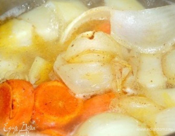 После того, как накипь убрана, можно добавить картофель, нарезанный на четвертинки, лук и морковь, тоже порезать на достаточно крупные кусочки. Довести до готовности.  Дать немного остыть. Блендером аккуратно сделать пюреобразную массу. Суп готов. Подавать наш супчик с сухариками, сверху можно посыпать сыром, украсить веточкой петрушки или укропа.