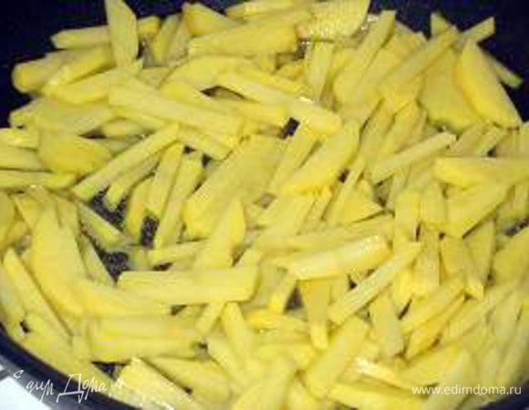 Картофель порезать брусочками, толщиной примерно 0,5-0,7 см.
Сковородку разогреть,  я люблю использовать для таких целей с керамическим покрытием фирмы фрайбест, она не требует много масла и на этой сковороде картофель получается с хрустящей корочкой и не прилипает! Что очень важно! На сковородку выложить картофель, репчатый лук и жарить на сковороде примерно 15-20 минут до золотистой корочки, постоянно помешивая. Картофель готов, можно подавать. Приятного аппетита!