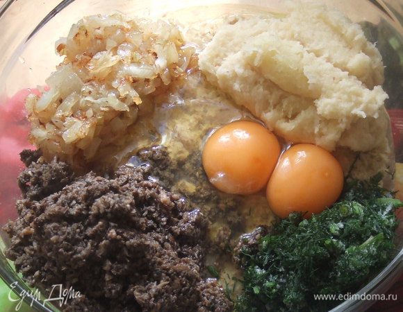 Хлопья высыпать в миску, залить кипящей водой, дать набухнуть 30 мин. Картофель очистить, натереть как на дируны, немного отжать. Лук очень мелко нарезать и обжарить до румяного золотистого цвета. Шампиньоны вымыть, мелко нарезать, и тоже обжарить до золотистого цвета. Зелень, порубить, чеснок пропустить через чесночницу , Все ингредиенты смешат, добавить яйцо, соль, перец.  Хорошо вымесить.