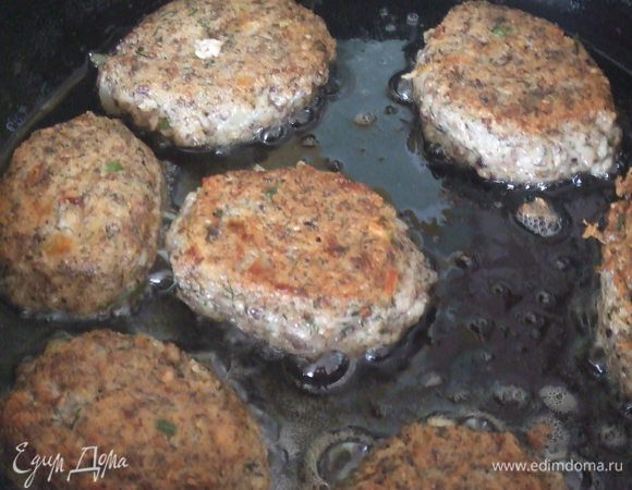 Формировать котлеты как обычно, смачивая руки в воде. Хорошо обжарить с обеих сторон до румяной корочки. Затем уменьшит огонь, накрыть крышкой и тушить 5 мин. 