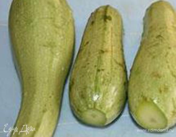 Кабачок нарежьте кружочками, посолите. Сыр натрите на терке. Кабачки уложите на противень.