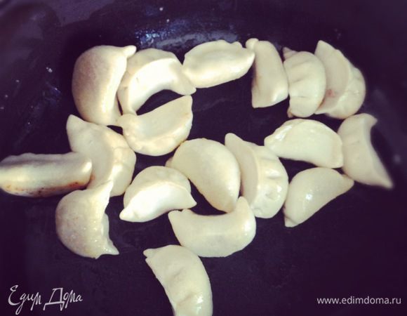 На сковороде растопите немного сливочного масла и обжарьте пельмени до золотистого цвета. Пельмени кладите в сковороду замороженными.