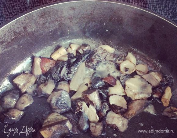 После того как пельмени подрумянились, отложите их в сторону и обжарьте грибы. Масло больше добавлять не нужно.