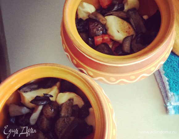 Подготовьте горшочки. На дно положите немного нарезанных томатов, затем идут пельмени, снова томаты, затем — грибы. Посолите и поперчите. Сверху покройте все сметаной. Налейте воды так, чтоб пельмени были почти покрыты. Закройте горшочки крышками. Поставьте в духовку и запекайте при 180–200°C 20 минут.