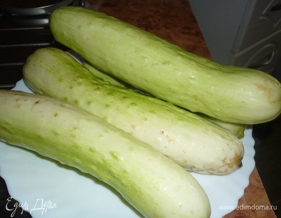 крупные переросшие огурцы помыть.  меня белые огурцы сорта "невеста"