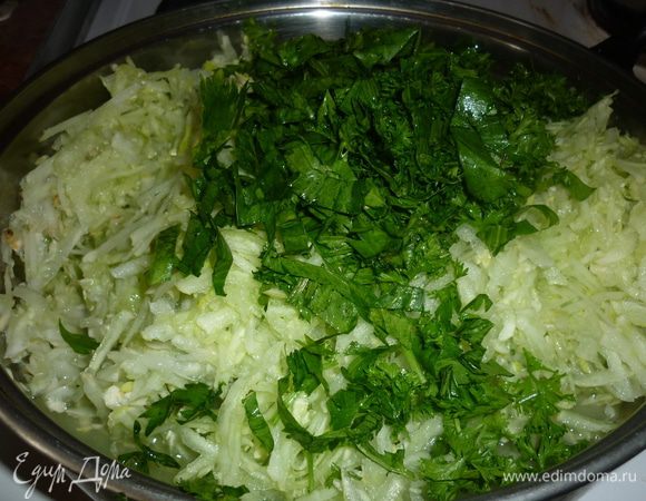 мелко порубить зелень, добавить к огурцам.
натереть на мелкой терке 1,5 стакана хрена. в нашей местности хрен родится ну просто никакой, поэтому использую проверенный, крепкий, ароматный