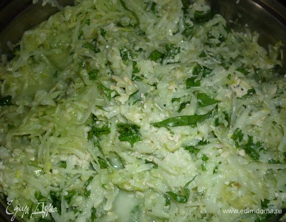 смешать огурцы с хреном, солью и семенами укропа. получится ароматная огуречная каша, которую можно использовать для засолки до 5 раз.