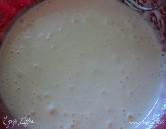 Яйца взбить с сахаром в течении 5-7 мин. Я взбивала, поставив миску с яйцами на кастрюлю с горячей водой, только что бы дно не касалось воды. В конце, не переставая взбивать, влить растительное масло.