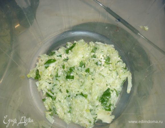 на дно емкости (у меня 5-литровое ведерко) кладем слой каши