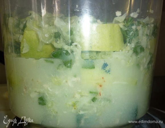 на слой каши уложить порезанные кусочками по 5-7 см стандартные огурчики, на них снова кашу и снова огурчики. обычно получается 3 слоя огурцов. сверху обязательно каша. и не забудьте сок вылить в емкость