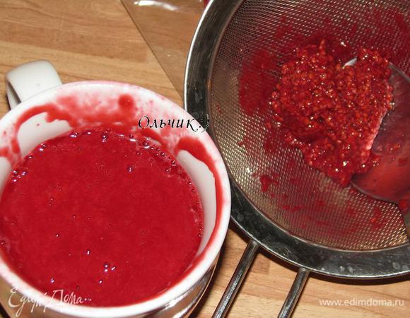 Пюрируем блендером малину, затем протираем ее через мелкое сито, чтобы избавится от косточек;)