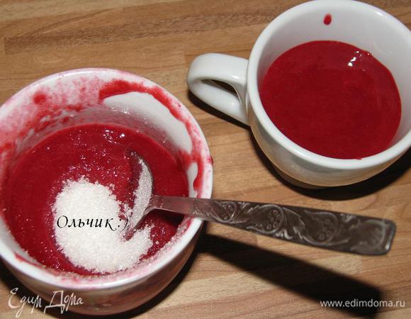  100 мл пюре откладываем. Из остального пюре приготовим соус кули. Для этого смешиваем пюре с 1 столовой ложкой сахара, накрываем пищевой пленкой и ставим в холодильник.