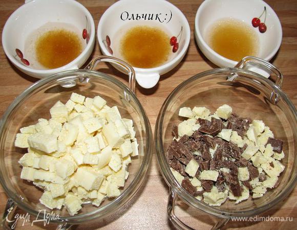 Желатин распределим по трём чашам, добавим в каждую по 2 столовые ложки холодной кипячёной воды и оставим набухать на 15 минут.
Шоколад мелко нарубим и разложим по двум посудинам (90 г белого шоколада в одну тарелку и 30 г белого + 60 г темного шоколада в другую).