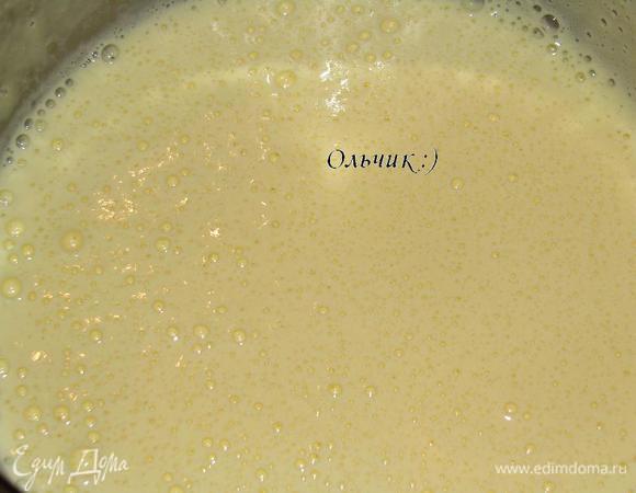 Молоко подогреваем, но до кипения не доводим. 
Желтки взбиваем с оставшимся сахаром, постоянно помешивая, вливаем тонкой струйкой тёплое молоко.
Полученную смесь варим на тихом огне до образования густого крема, обволакивающего ложку, 5-7 минут (смесь следует беспрерывно помешивать).