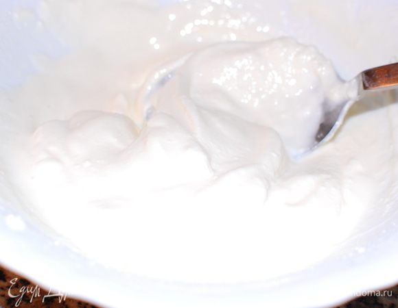 В творожный сыр добавила сливки,сахар и перемешала,чтобы масса была не густая.