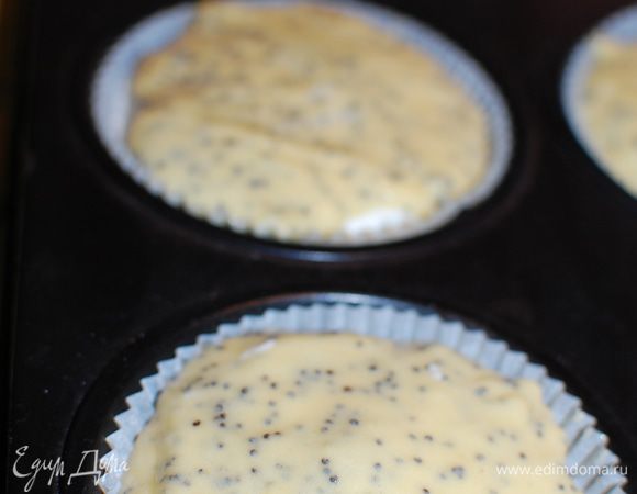 и "прикрывала" это 1ст.л тестом с маковой начинкой.
Сверху присыпала коричневым(белым) сахаром(факультативно).
А можно просто готовые присыпать сахарной пудрой.
Выпекала (в заранее прогретой духовке)при температуре 190градусов-25мин.