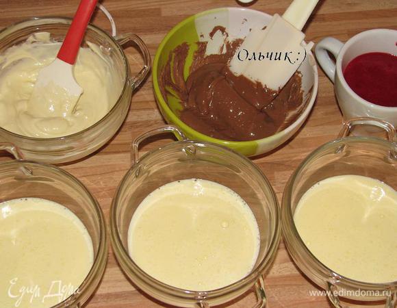 Шоколад растопим на водяной бане или в СВЧ.
Разделим желтковый крем на три равные части.
2 части крема смешиваем с двумя частями шоколада, а оставшуюся треть - с отложенным малиновым пюре.