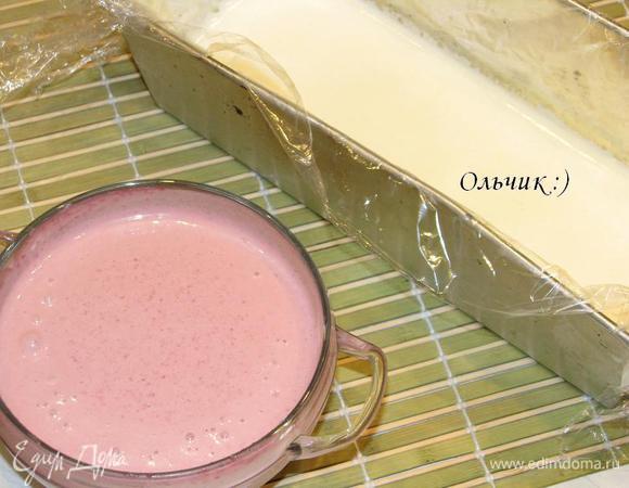 Малиново - желтковый крем соединяем с распущенным желатином, подмешиваем 100мл взбитых сливок. 