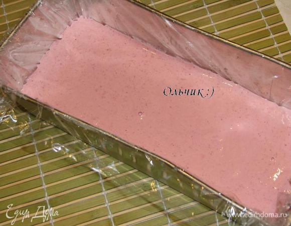 Выкладываем в форму малиновый слой, убираем в холодильник на 30 минут (или в морозилку на 15 минут).