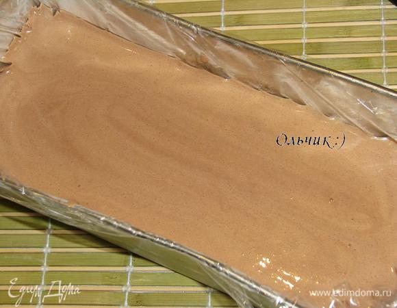 Таким же образом подготовим и выложим в форму третий шоколадный слой.
Охлаждаем десерт не менее 4-х часов. Сначала можно отправить форму с кремом в морозилку на 15 минут, чтобы крем схватился, но затем обязательно переместите крем в холодильник, во избежании кристализации среднего малинового слоя.