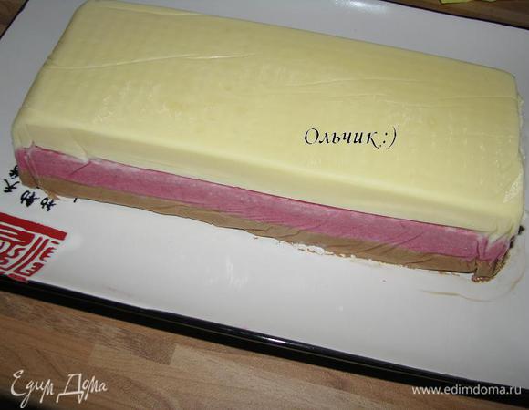 Аккуратно выкладываем крем на блюдо.
Если вас смутят образовавшиеся неровности от плёнки, можно накалить на газу шпатель или нож с широким лезвием и провести им по бортам и верху десерта.