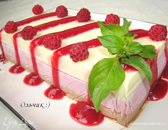 Перед самой подачей поливаем крем малиновым кули и украшаем малиной. Заранее этого делать не рекомендую, т. к. крем окрасится красным цветом от малинового кули и станет не таким привлекательным. 