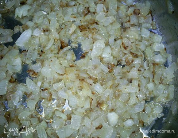 Лук мелко режем и обжариваем на растительном масле до золотистого цвета.