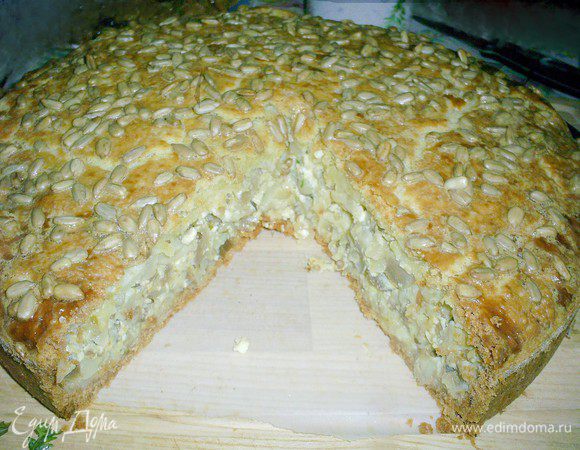 Выпекаем в разогретой до 200 градусов духовке 45-50 минут или пока верх не зарумянится. Даем немного остыть в форме и вынимаем пирог теплым, не горячим. Наслаждаемся необычным вкусом и ароматом пирога. Приятного аппетита!