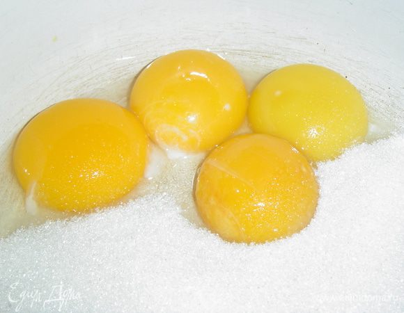 Желтки взбиваем с сахаром.