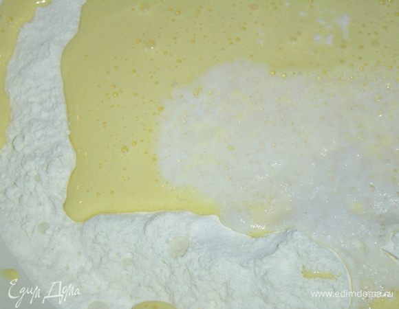 В просеянную муку (1,5 стакана) вливаем желтки, взбитые с сахаром (150 г), соду, погашенную уксусом.
