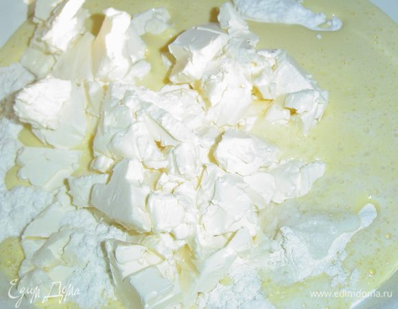 Добавляем масло (200 г) комнатной температуры, нарезанное кубиками.