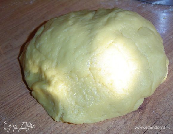 Руками замешиваем тесто, постепенно добавляя муку (1 стакан). Готовое тесто накрываем пищевой пленкой и убираем в холодильник на 30 минут.