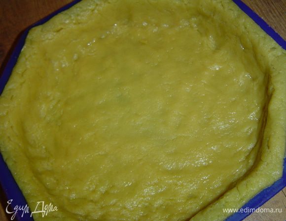 После охлаждения тесто перекладываем в форму (26 см диаметр) и распределяем руками по всей поверхности и бортикам. Выпекаем при 180 гр. 20-25 минут и даем остыть.