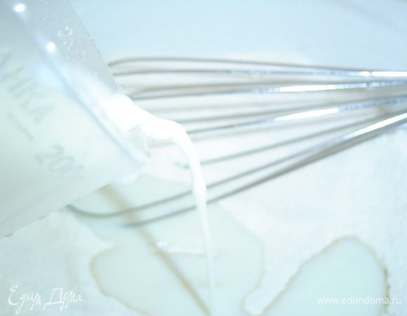 В миску просеиваем 2 ст. л. муки, добавляем сахар (200 г), крахмал, ванилин и хорошенько все перемешиваем. К сухой смеси понемногу добавляем молоко (100мл), перемешиваем так, чтобы не было комочков. Полученную смесь варим на медленном огне, постоянно помешивая, до загустения.