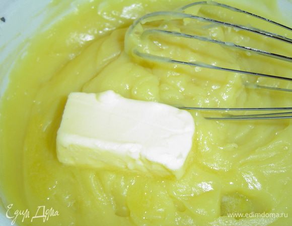 К загустевшему крему добавляем яйцо, взбитое с 50 мл молока, не переставая помешивать. После того, как крем хорошенько загустеет убираем его с плиты, добавляем масло (50 г), перемешиваем и даем немного остыть.
